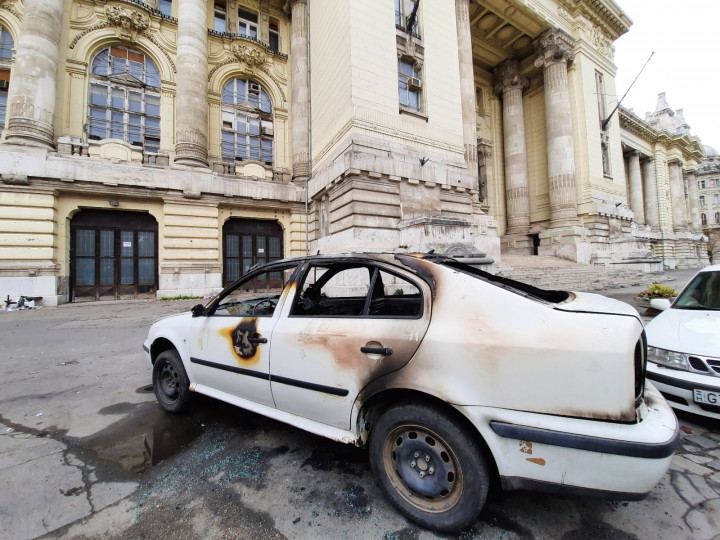 A kiégett autó a Szabadság téren vasárnap reggel, fotó: Lengyel-Szabó Péter / Telex