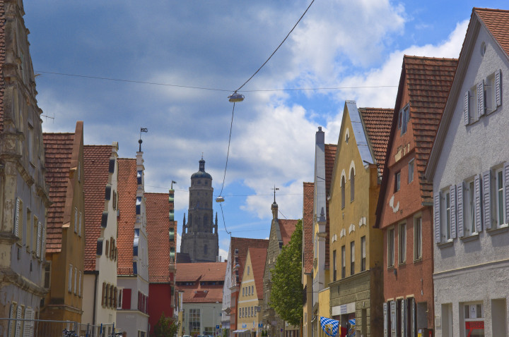 Nördlingeni utcakép a Szent György-templommal − Fotó: Education Images / Getty Images