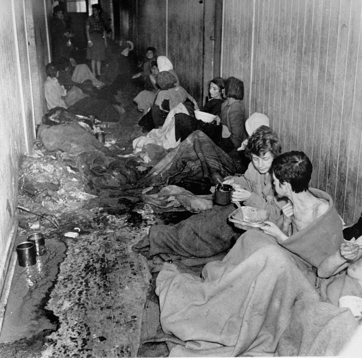Túlélő nők a bergen-belseni koncentrációs tábor egyik barakkjában a felszabadítás után (1945. április 6.) – Fotó: United States Holocaust Memorial Museum / Photo Archives #74112 / Courtesy of National Archives and Records Administration, College Park