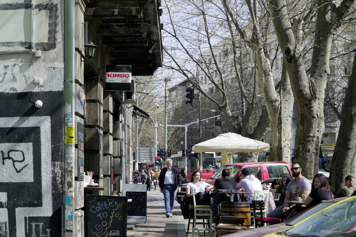 Kávézó terasza Belgrádban 2021. április 12-én – Fotó: Marjanovic Mira / Telex