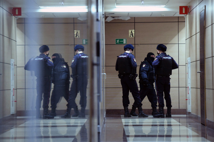 Rendőrök a Korrupcióellenes Küzdelem Alapítványa (FBK) irodájánál 2021 januárjában – Fotó: Natalia Kolesnikova / AFP