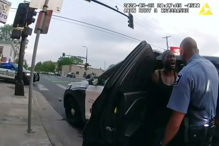 Képkocka abból a videóból, amit George Floyd letartóztatása közben rögzített az egyik rendőr testkamerája 2020. május 20-án, a felvételt az ügy tárgyalása során az esküdteknek mutatták be a minneapolisi bíróságon – Fotó: Pool / Reuters