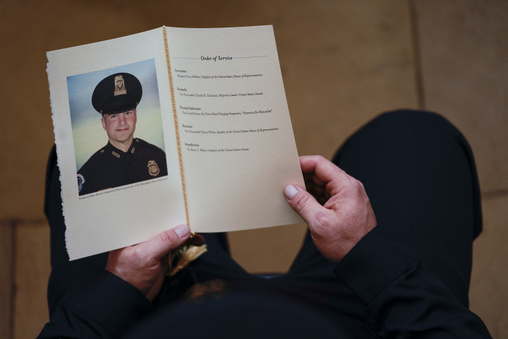 Brian Sicknick temetésének programfüzete 2021. február 3-án, Washingtonban – Fotó: Demetrius Freeman / POOL / AFP