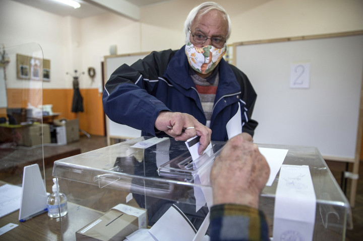 Leadja szavazatát egy védőmaszkot viselő férfi a bolgár parlamenti választásokon Szófiában 2021. április 4-én – Fotó: Visar Kryeziu / AP / MTI