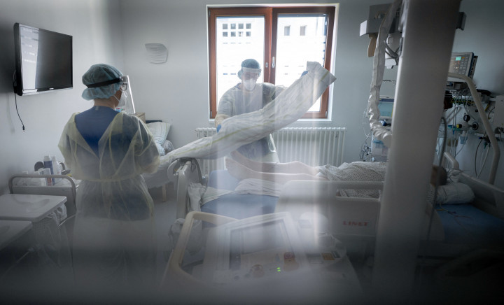 Tüdő röntgenre készítenek elő egy koronavírusos beteget egy berlini kórház intenzív osztályán 2021. április 21-én – Fotó: Kay Nietfeld / dpa / AFP