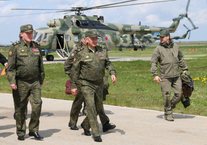 Szergej Sojgu védelmi miniszter (középen) érkezik a hadgyakorlatra 2021. április 22-én – Fotó: Vadim Savitskii / Russian Defense Ministry / Sputnik via AFP