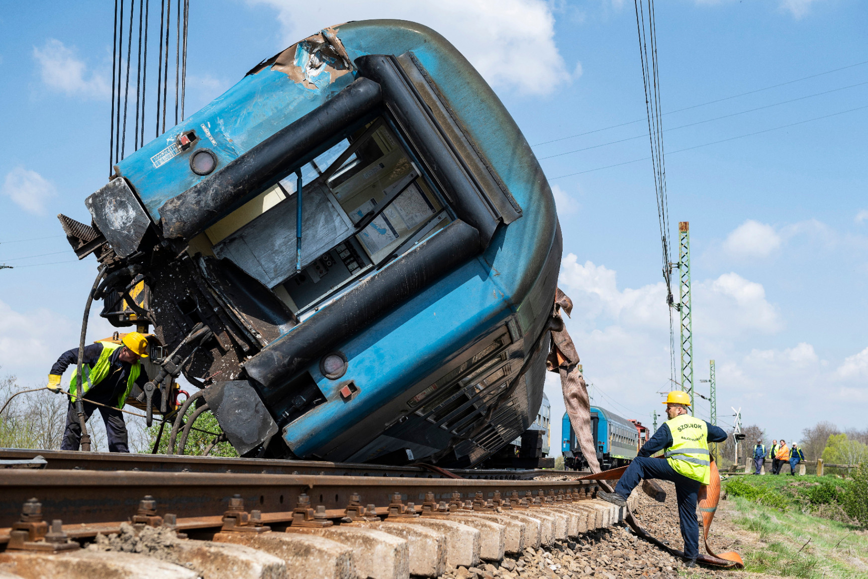 Egy vágányon újraindult a vasúti forgalom Újfehértónál, de a munkának még nincs vége a keddi baleset helyszínén