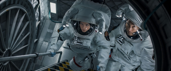 Anna Kendrick és Daniel Dae Kim az A potyautas című filmben – Kép: Netflix