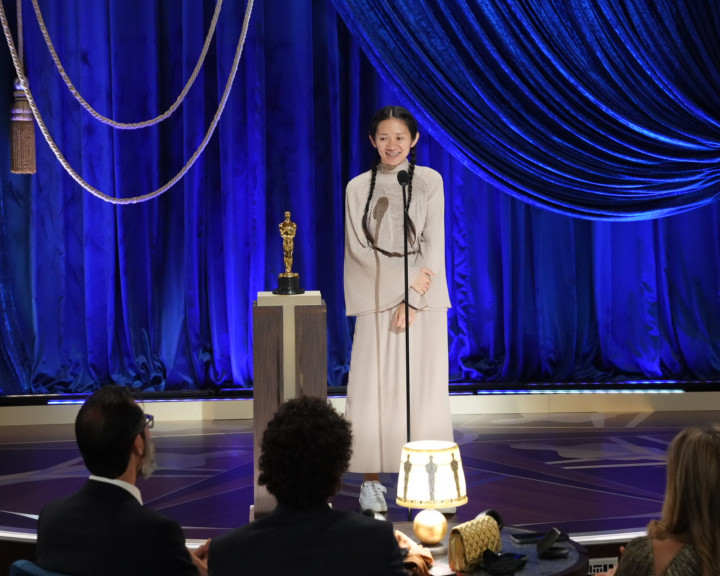 Chloé Zhao átveszi a legjobb rendezőnek járó díjat – Fotó: AMPAS / Contributor / Getty Images