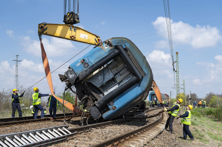 Az Újfehértó közelében kisiklott vonat műszaki mentése 2021. április 21-én – Fotó: Balázs Attila / MTI