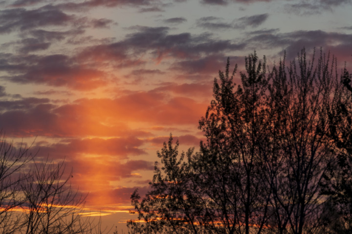 Naposzlop jelenség az égen napfelkelte előtt – Fotó: Czeglédi Zsolt / MTI