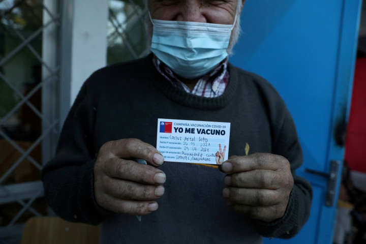 A hajléktalanok oltási kampányának keretében oltási igazolást tart a kezében egy férfi, aki megkapta a CoronaVac koronavírus elleni vakcinát Santiagóban 2021. március 26-án – Fotó: Ivan Alvarado / File Photo / Reuters