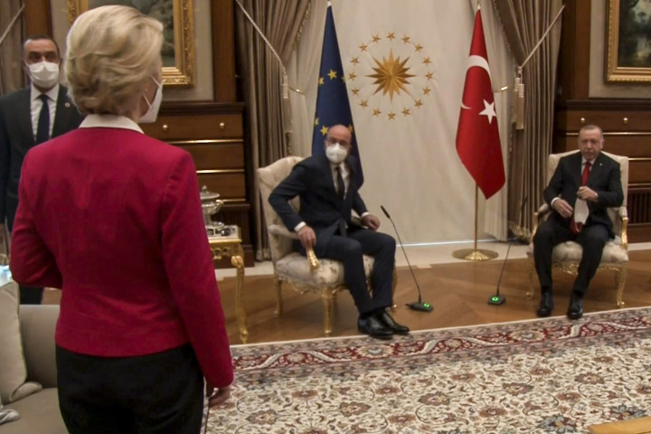 Ursula von der Leyen, Charles Michel és Recep Tayyip Erdoğan 2021. április 7-én – Fotó: AFP / TURKISH PRESIDENTIAL PRESS SERVICE