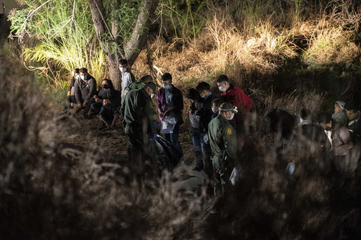 A mexikói határnál elfogott illegális határátlépők 2021. április 22-én – Fotó: Go Nakamura / Getty Images