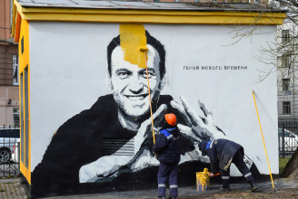Szinte meg se száradt, máris eltüntették a szentpétervári Navalnij-graffitit