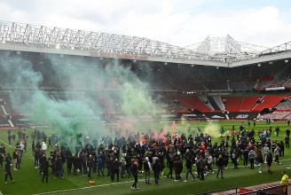 Több száz ManUtd-szurkoló tört be az Old Traffordra, elmarad a Liverpool elleni meccs