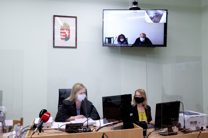 Az április 28-án tartott tárgyaláson a vádlott és védője, P. Mária és Helmeczy László látható a kijelzőn – Fotó: Huszti István / Telex