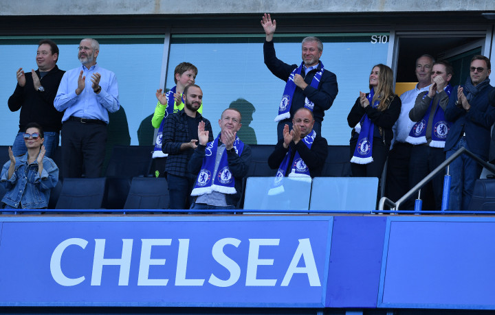 A Chelsea díszpáholya egy 2017-es meccsen az integető Abramoviccsal – Fotó: Ben Stansall / AFP