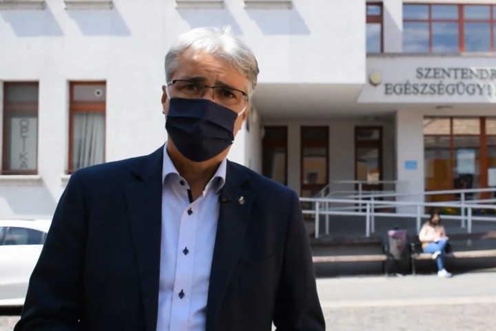 Fülöp Zsolt polgármester a 8 szentendrei képviselővel készült videóban – Forrás: Szentendre Hivatalos Oldala / Facebook