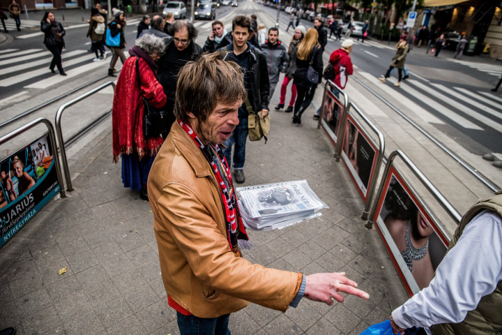 Egy férfi a Fedél Nélkül című újságot árulja Budapesten – Fotó: Balogh Zoltán / MTI