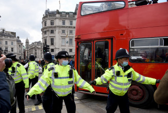 Közel 1000 embert tartóztattak le, és 400 kést koboztak el a londoni rendőrök egy egyhetes razzián