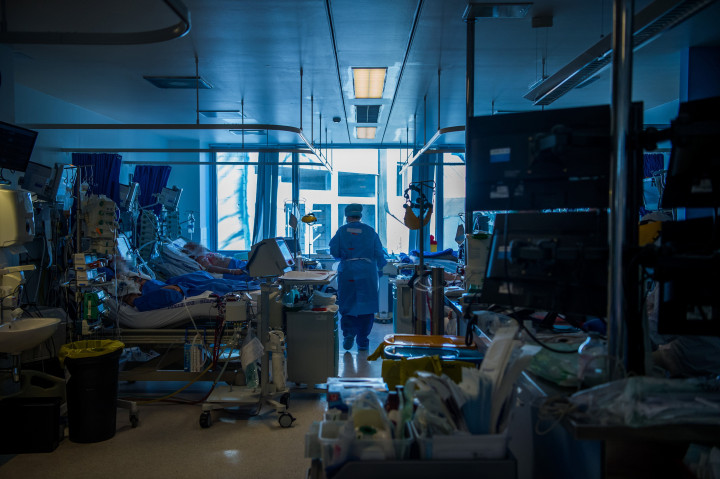 Védőfelszerelést viselő orvos egy fővárosi kórház koronavírussal fertőzött betegek fogadására kialakított intenzív osztályán 2021. április 9-én – Fotó: Balogh Zoltán / MTI