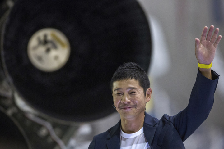 Maezava Juszaku 2018-ban, amikor bejelentették az együttműködést a SpaceX-szel – Fotó: David McNew / AFP