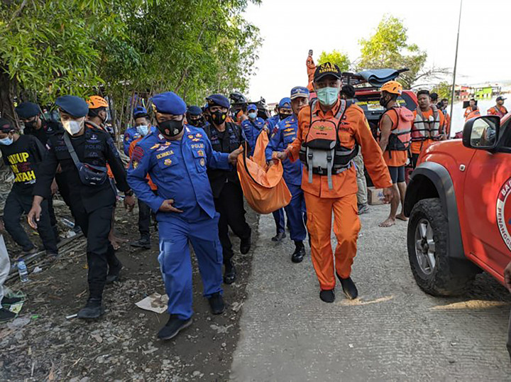 A baleset egyik áldozatát viszik – Fotó: HANDOUT / NATIONAL SEARCH AND RESCUE AGENCY (BASARNAS) / AFP