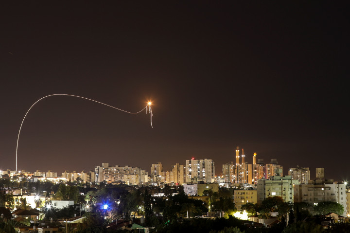 Az izraeli Vaskupola rendszer hatástalanít egy palesztin rakétát Askelón városa fölött – Fotó: Reuters/Amir Cohen