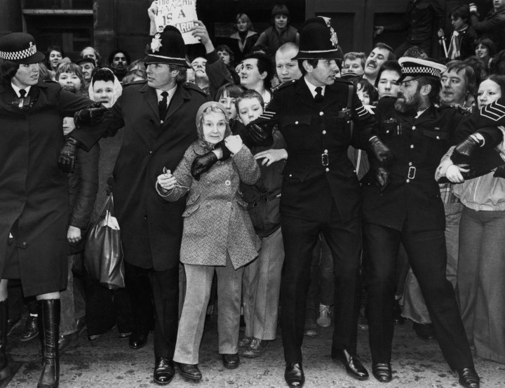 A rendőrség visszatartja a yorkshire-i Dewsbury bíróság előtt összegyűlt tömeget Peter Sutcliffe érkezésekor 1981 januárjában – Fotó: Jack Hickes / Keystone / Hulton Archive / Getty Images
