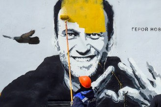 „Zseni vagyok és az alvilág bábjátékosa” – viccelődve posztolt Instagramon a börtönbe záratott Navalnij