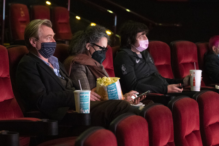 Christopher Nolan a kaliforniai AMC Burbank moziban az újranyitás napján nézi a Júdás és a Fekete Messiás című filmet 2021. március 15-én – Fotó: VALERIE MACON / AFP