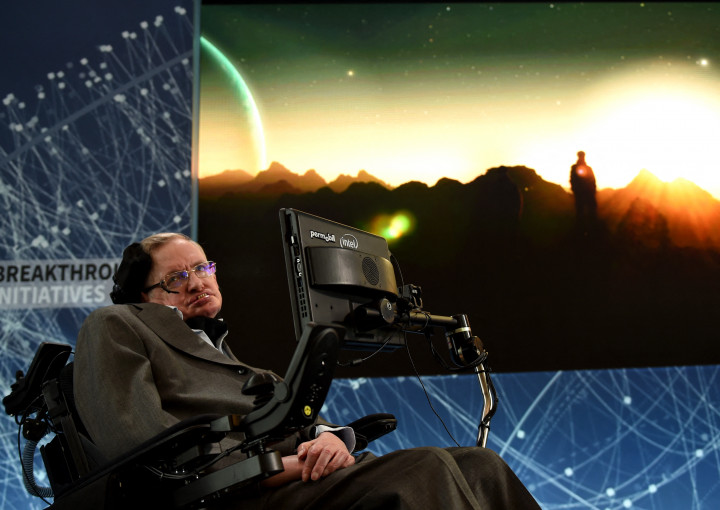 Stephen Hawking 2016-ban egy New York-i sajtótájékoztatón. Forrás. Timothy A. Clary / AFP