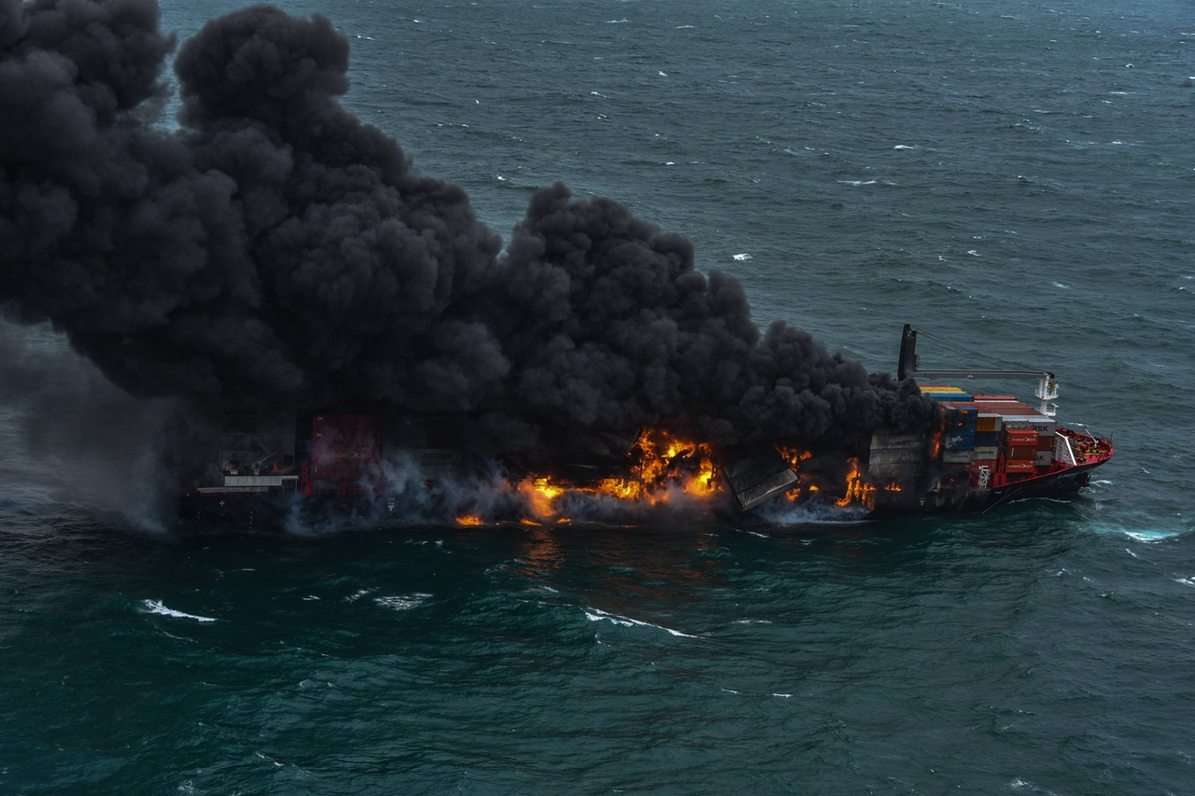Ökológiai katasztrófától tartanak a szakértők, miután süllyedni kezdett a veszélyes vegyi anyagokkal megpakolt és kigyulladt teherhajó