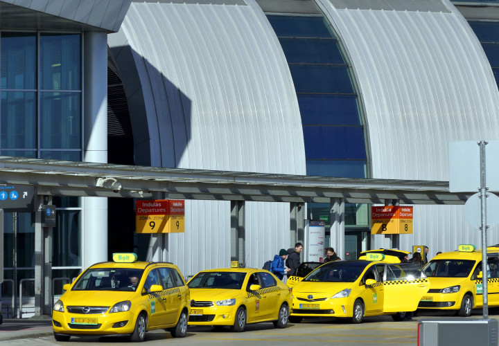 Taxik várakoznak a Liszt Ferenc Nemzetközi Repülőtér 2B termináljánál 2020 februárjában – Fotó: Jászai Csaba / MTVA / MTI