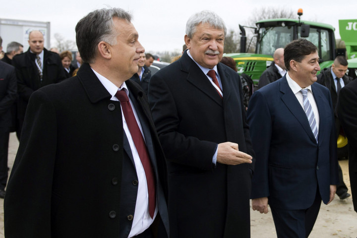Orbán Viktor, Csányi Sándor és Mészáros Lőrinc 2014-ben Felcsúton – Fotó: Koszticsák Szilárd / MTI