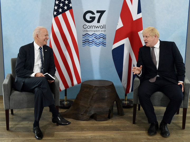 Joe Biden és Boris Johnson 2021. június 10-én, Cornwallban – Fotó: Brendan Smialowski / AFP