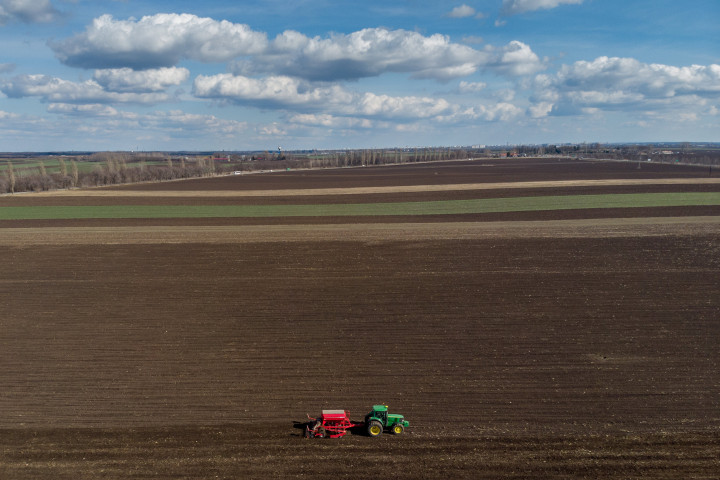 Egy traktor vetőmagot vet el a szántóföldön Debrecen határában 2019. március 6-án – Fotó: Czeglédi Zsolt / MTI