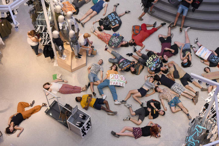 Egy performansz keretében magukat halottnak tettető klímaaktivisták Barcelonában egy bevásárlóközpontban 2019 júliusában – Fotó: John Milner / SOPA Images / LightRocket / Getty Images