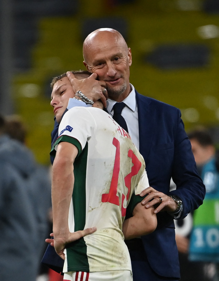 Rossi vigasztalja a felfedezettjét, Schäfer Andrást a müncheni stadionban – Fotó: Federico Gambarini/AFP