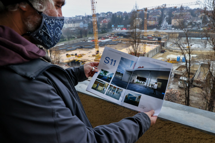 A szomszédos házban élő Falaky Zsolt mutatta a porta épületének látványtervét 2021. februárjában – Fotó: Huszti István / Telex