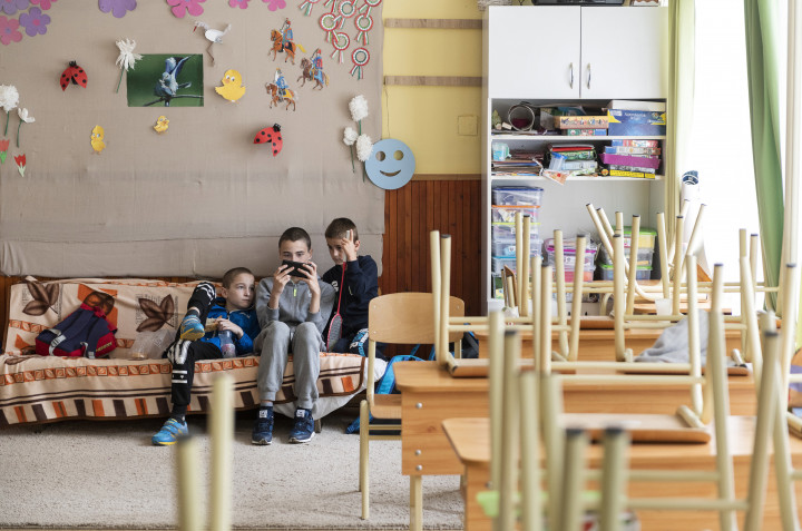 A digitális oktatásban nehézségekkel küzdő diákok várnak a felzárkóztató óra kezdetére egy nyíregyházi iskolában 2020 júniusában – Fotó: Balázs Attila / MTI