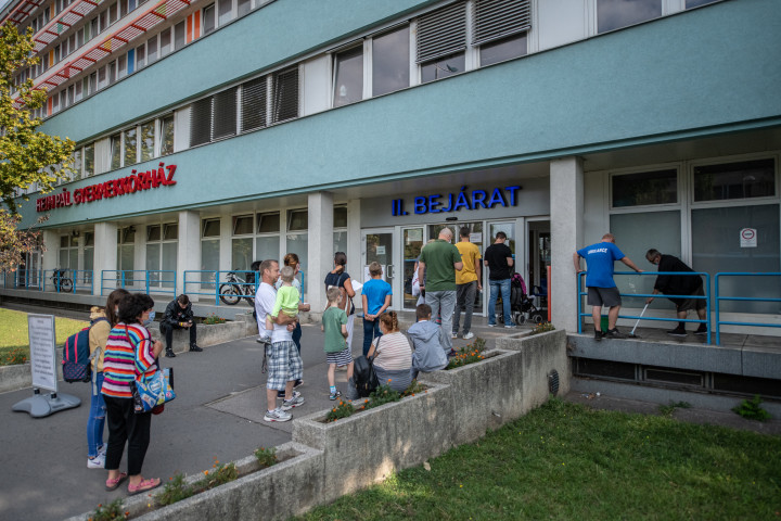 A Heim Pál kórházba ellátásra érkezők sora a koronavírus-járvány második hullámának idején – Fotó: Bődey János / Telex