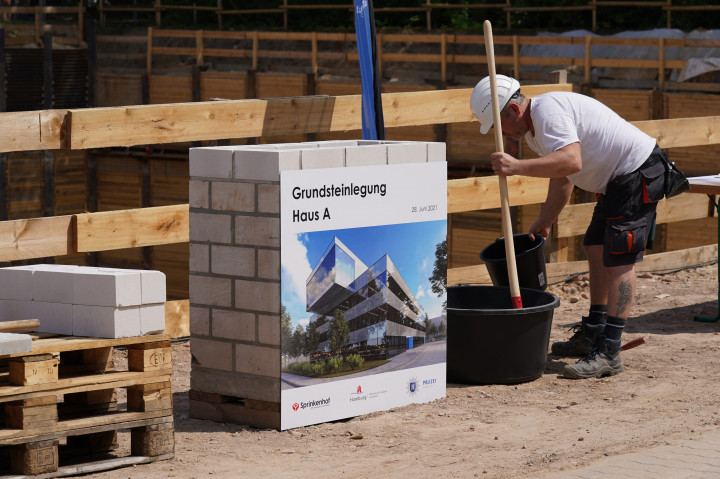 Egy hamburgi építkezés alapjait fekteti le egy munkás 2021 júniusában – Fotó: Marcus Brandt / DPA Picture-Alliance / AFP