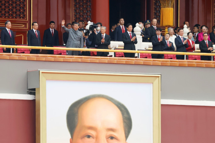 Hszi Csin-ping jelenlegi kínai elnök a Mao Ce-tung egykori kínai vezető portréja feletti pódiumról integet a tömegnek 2021 július 1-én – Fotó: Carlos Garcia Rawlins / Reuters