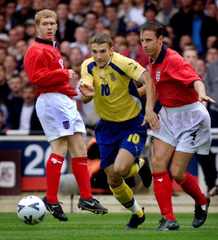 Sevcsenko (középen) és Southgate (jobbra) küzd a labdáért a 2000-ben rendezett Anglia-Ukrajna barátságos mérkőzésen – Fotó: ADRIAN DENNIS / AFP