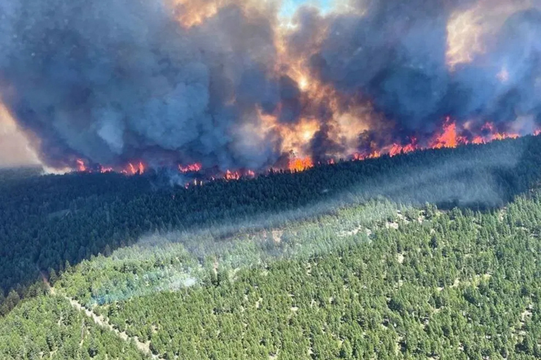 Volt település, ami szinte teljesen megsemmisült, már 170-nél több tűzzel küzdenek Kanadában