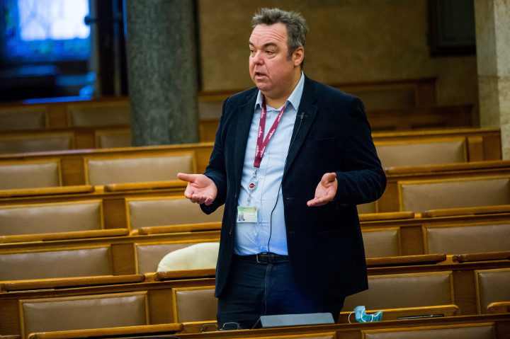 L. Simon László, a Fidesz képviselőjeként felszólal az Országgyűlés plenáris ülésén 2020. november 20-án – Fotó: Balogh Zoltán / MTI
