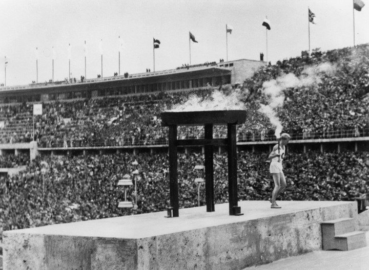 Fritz Schilgen, miután meggyújtotta az olimpiai lángot a berlini olimpiai stadionban – Fotó: Ullstein Bild / Getty Images