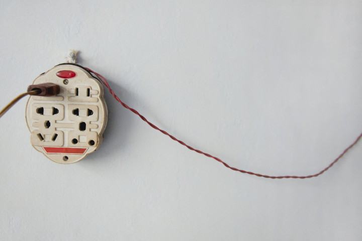 Ez a konnektor olyan, mintha tele lenne meglepett, szenvedő és mérges arcokkal – Fotó: Frédéric Cirou / Altopress / PhotoAlto / AFP
